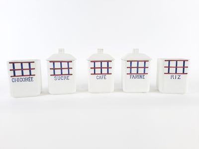 quatre récipients blancs ornés de motifs bleus et rouges