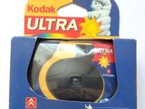 Emballage d'un appareil photo Kodak Ultra dans une boîte posée sur une surface blanche