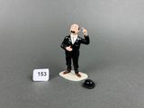 une figurine représentant un homme en smoking et une souris
