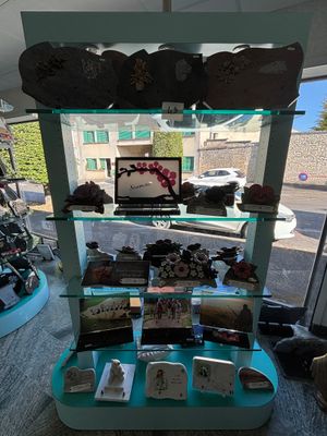 une vitrine remplie d'articles dans un magasin