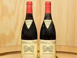 deux bouteilles de vin posées sur un tonneau