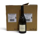 deux bouteilles de vin dans une boîte en carton posée sur une surface blanche