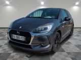 l'avant d'une voiture grise dans une pièce au sol à carreaux