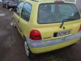 une voiture jaune garée sur un parking