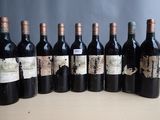 six bouteilles de vin sont alignées sur une table