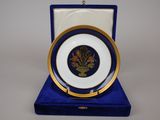 une image représentant une assiette ornée d'un motif doré et bleu