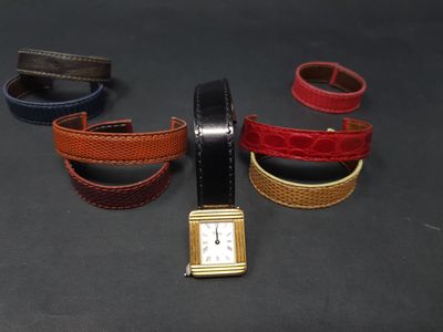 Trois modèles de montres différents sont alignés sur un fond noir