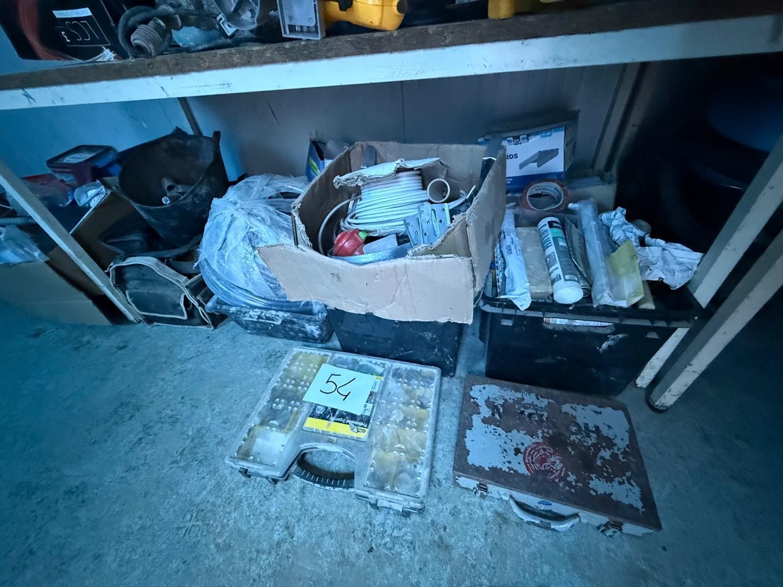 Ensemble de quincaillerie sous la table