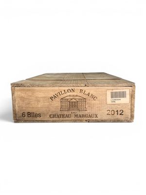 une vieille boîte de vin posée sur une surface blanche