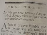 un vieux livre avec une image en noir et blanc