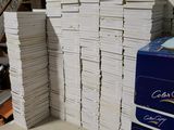 de nombreuses piles de livres empilés les uns sur les autres