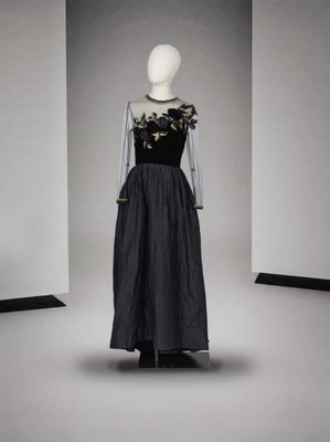 une photo d'un mannequin portant une robe noire et blanche