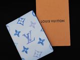 un cahier Louis Vuitton orné d'un motif bleu et blanc