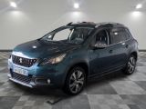 la voiture bleue est garée dans le garage sur le sol en damier
