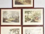 quatre gravures encadrées représentant des scènes de chasse, accrochées au mur d'une pièce