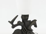 une lampe sur laquelle sont représentés un cheval et son cavalier