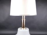 une image représentant une lampe blanche munie d'un abat-jour blanc