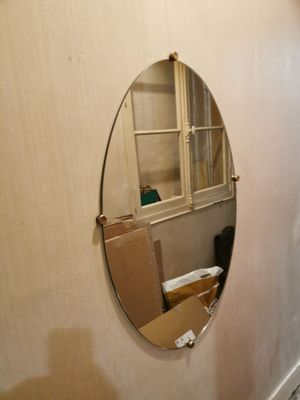 un miroir accroché au mur dans le couloir d'une maison