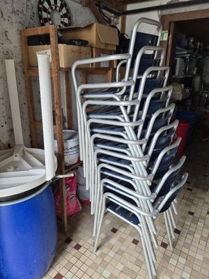 un grand nombre de chaises empilées les unes sur les autres