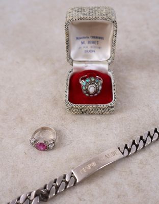 un bracelet, une bague et un coffret à bracelets posés sur une table