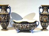 trois vases posés l'un à côté de l'autre sur une table