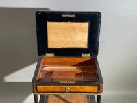 Petite table à couture rectangulaire en bois noirci et ronce… (photo 3)
