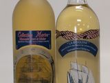 deux bouteilles d'alcool posées l'une à côté de l'autre sur une table