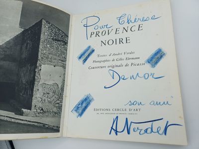 une vieille photo d'un livre sur laquelle figure l'image d'un bâtiment