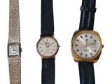 Trois modèles de montres différents sont présentés sur un fond blanc.