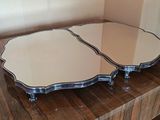 deux miroirs posés sur une table en bois