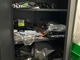 une armoire remplie de vêtements et d'autres objets dans la pièce