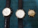 trois types de montres différents sont posés sur un tapis bleu