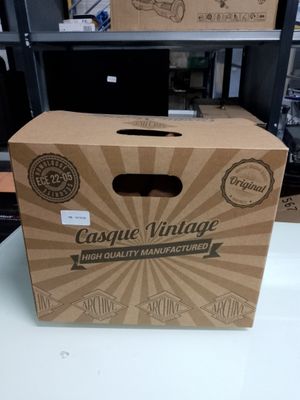 une boîte en carton posée sur une table
