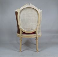 Fauteuil canné ; la structure en bois mouluré rechampi blanc… (photo 4)