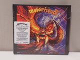 La pochette du CD « Motorhead » de Motorhead est posée sur une table