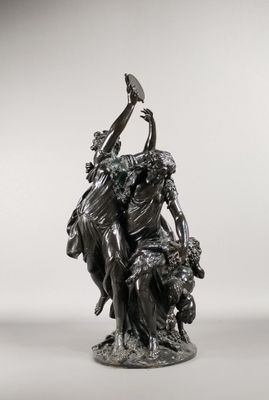 une statue en bronze représentant un homme et une femme accompagnés d'un chien