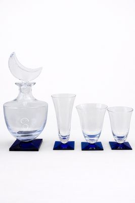 quatre verres et une carafe posés sur une table