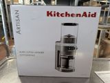La boîte d'un moulin à café KitchenAid est posée sur une table