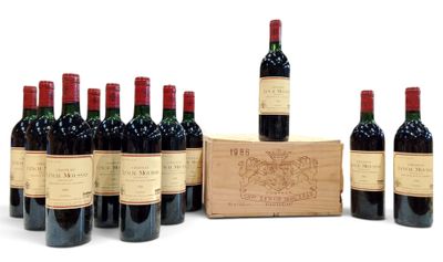 six bouteilles de vin rouge sont alignées à côté d'une caisse en bois