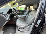 l'intérieur d'une voiture avec la porte ouverte et le siège du conducteur abaissé