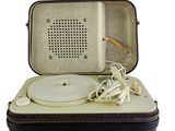 une valise contenant un tourne-disque