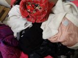 une pile de vêtements sur un lit