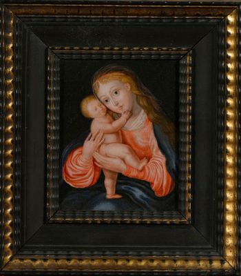 une peinture représentant une femme tenant un enfant dans ses bras