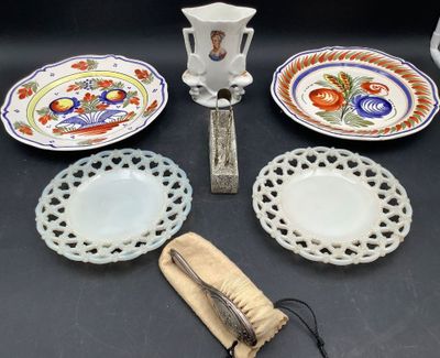 quatre assiettes et un bougeoir posés sur une table