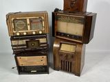 deux radios à l'ancienne posées l'une à côté de l'autre sur une surface blanche