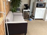 une image d'un salon avec un canapé et une table basse