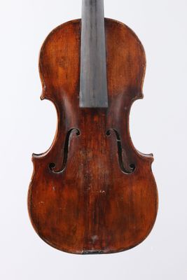 un vieux violon avec un archet sur fond blanc