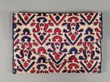 une pochette rouge, bleue et blanche ornée d'un motif