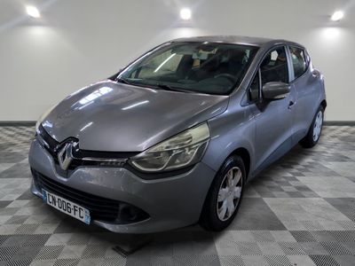 la voiture grise est garée dans le garage sur le sol en damier
