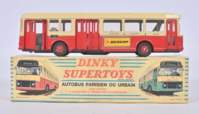 un bus jouet posé sur le dessus d'une boîte